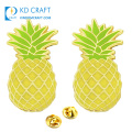 Échantillon gratuit en vrac pas cher personnalisé en métal dessin animé en forme de fruit émail souvenir ananas épinglettes insigne pour la promotion